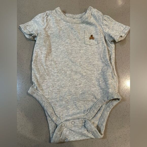 Bundle: Set of three short sleeve onesies from baby gap Sized 3-6 / 6-12 month - Picture 6 of 7